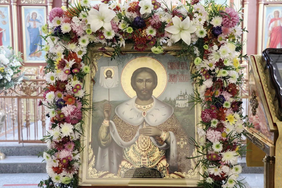 В Свято-Воскресенский кафедральный собор прибыла икона с мощами благоверного князя Александра Невского.