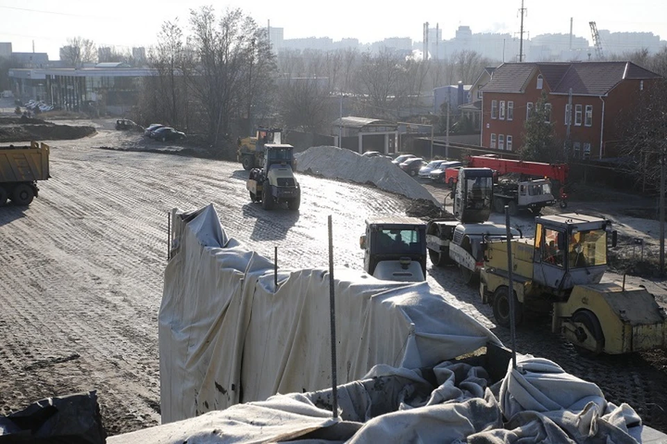 На одном из участков нового моста кладут дорожное покрытие. Фото: правительство Ростовской области