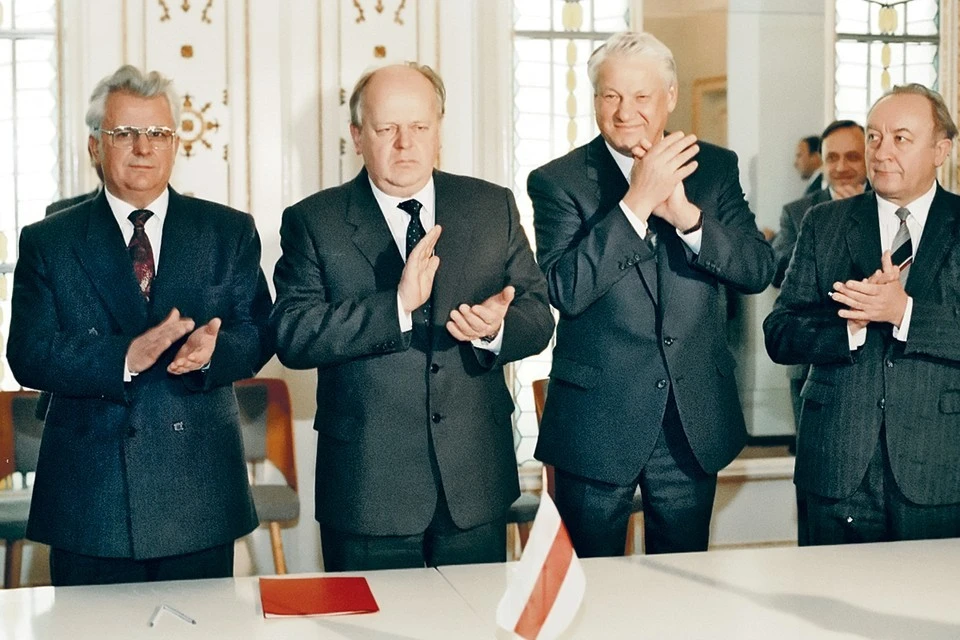 8 декабря 1991 года (слева - направо) Кравчук, Шушкевич и Ельцин подписали соглашение о ликвидации СССР. Фото Юрий ИВАНОВ/РИА Новости
