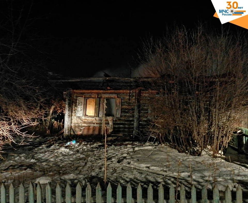 В тюменском селе инвалид без ног смог сам выбраться из горящего дома. Фото - ГУ МЧС России по Тюменской области.