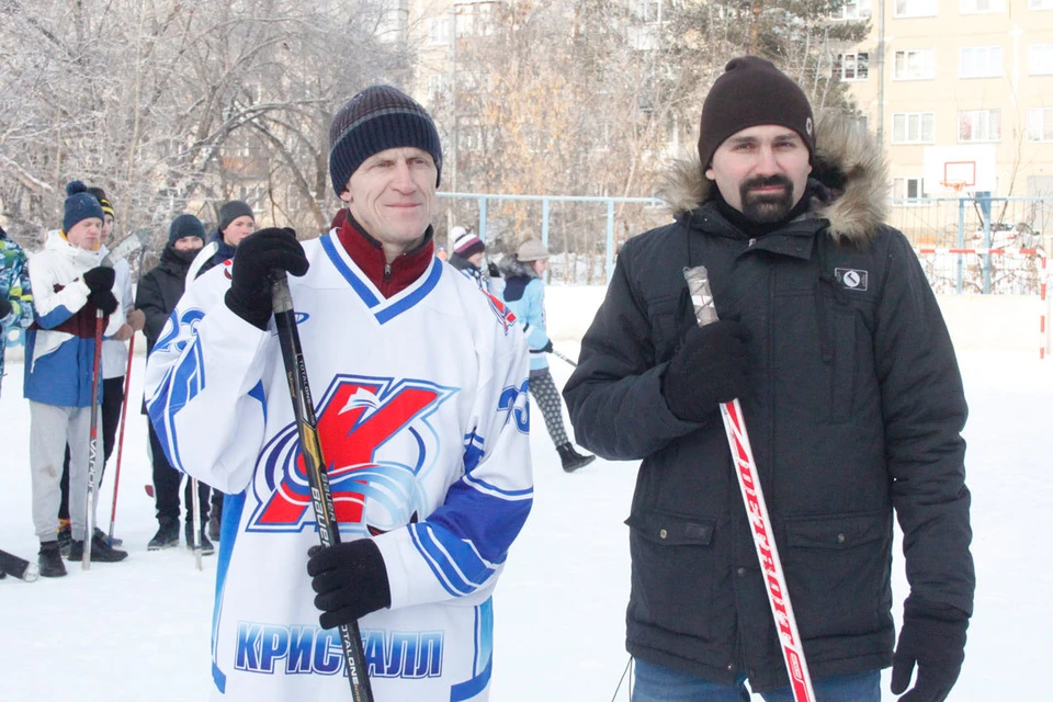 Антон Бурмистров (справа) поддержал любителей хоккея.