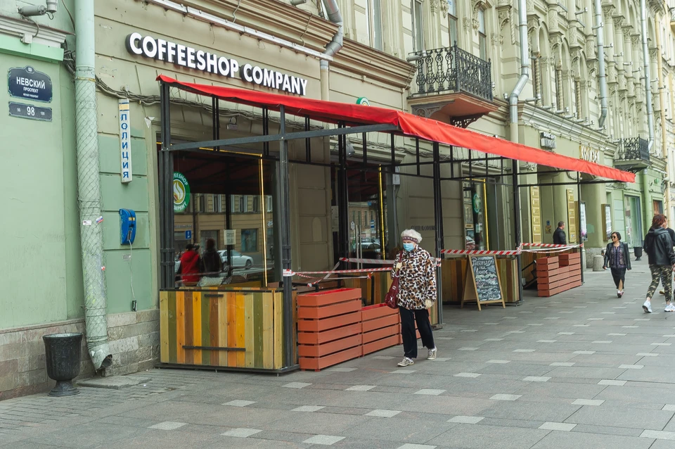 Смольный предложил ресторанам выносить столы на улицу или работать навынос.