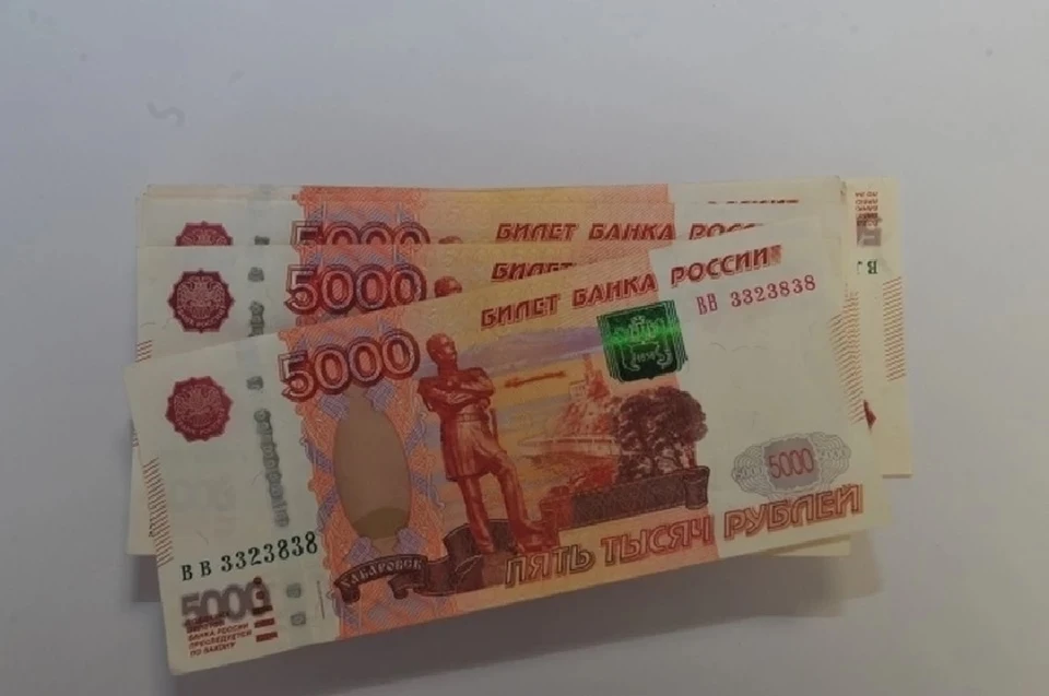 Гость Новосибирска сбывал фальшивые деньги, скрываясь под личиной полицейского.