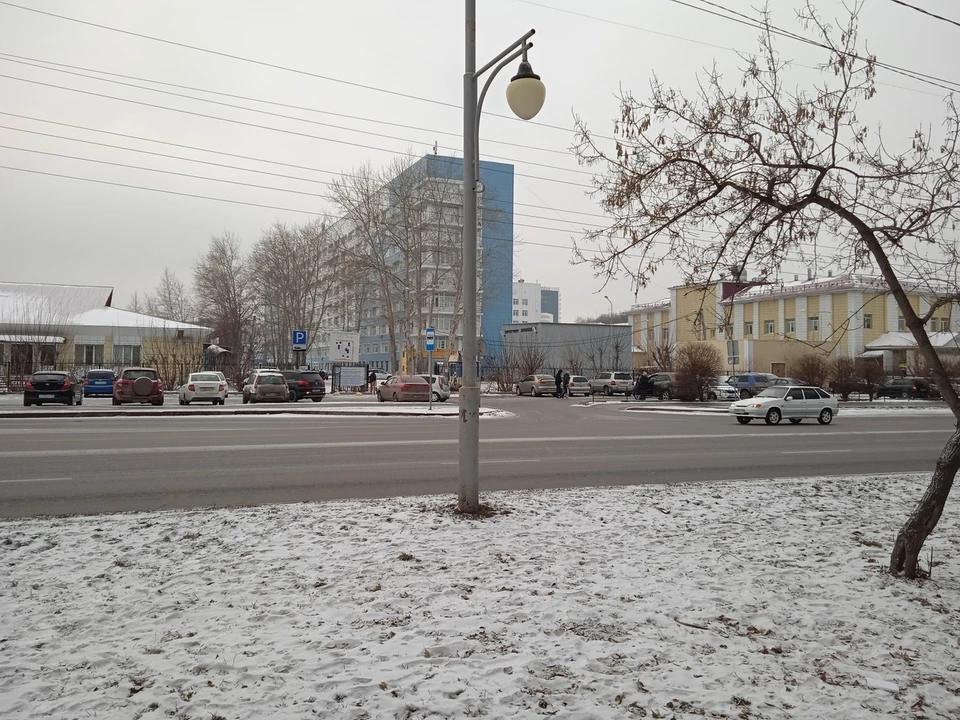 В Тюмени стало грязно из-за теплой погоды и несанкционированных парковок.