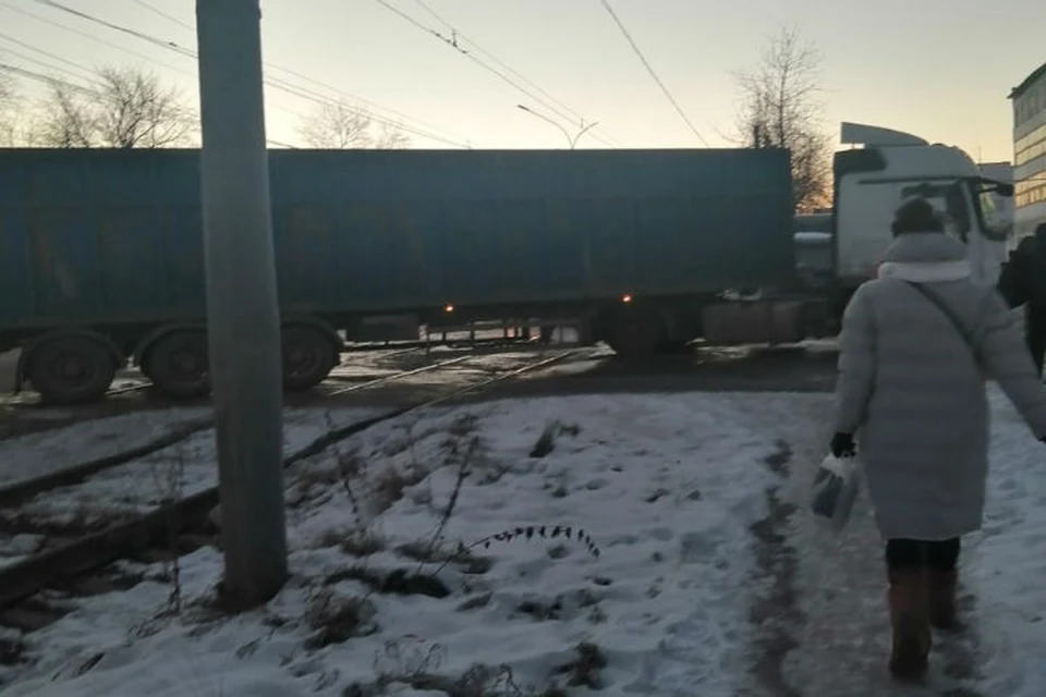 Фура встала на рельсах. ФОТО: группа "Подслушано в Ярославле" ВКонтакте
