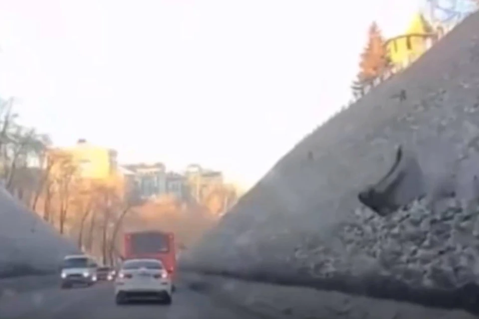 Нижегородские водители чудом уцелели от летящего на них ковша. Фото: скриншот из видео