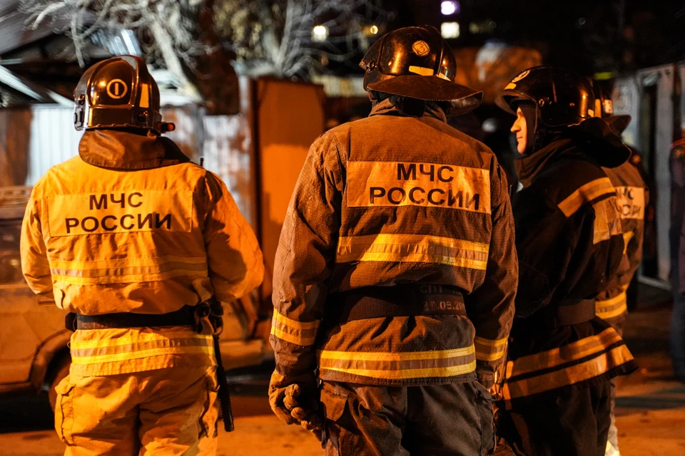 Пожарные эвакуировали 5 человек из горящего магазина в Самаре