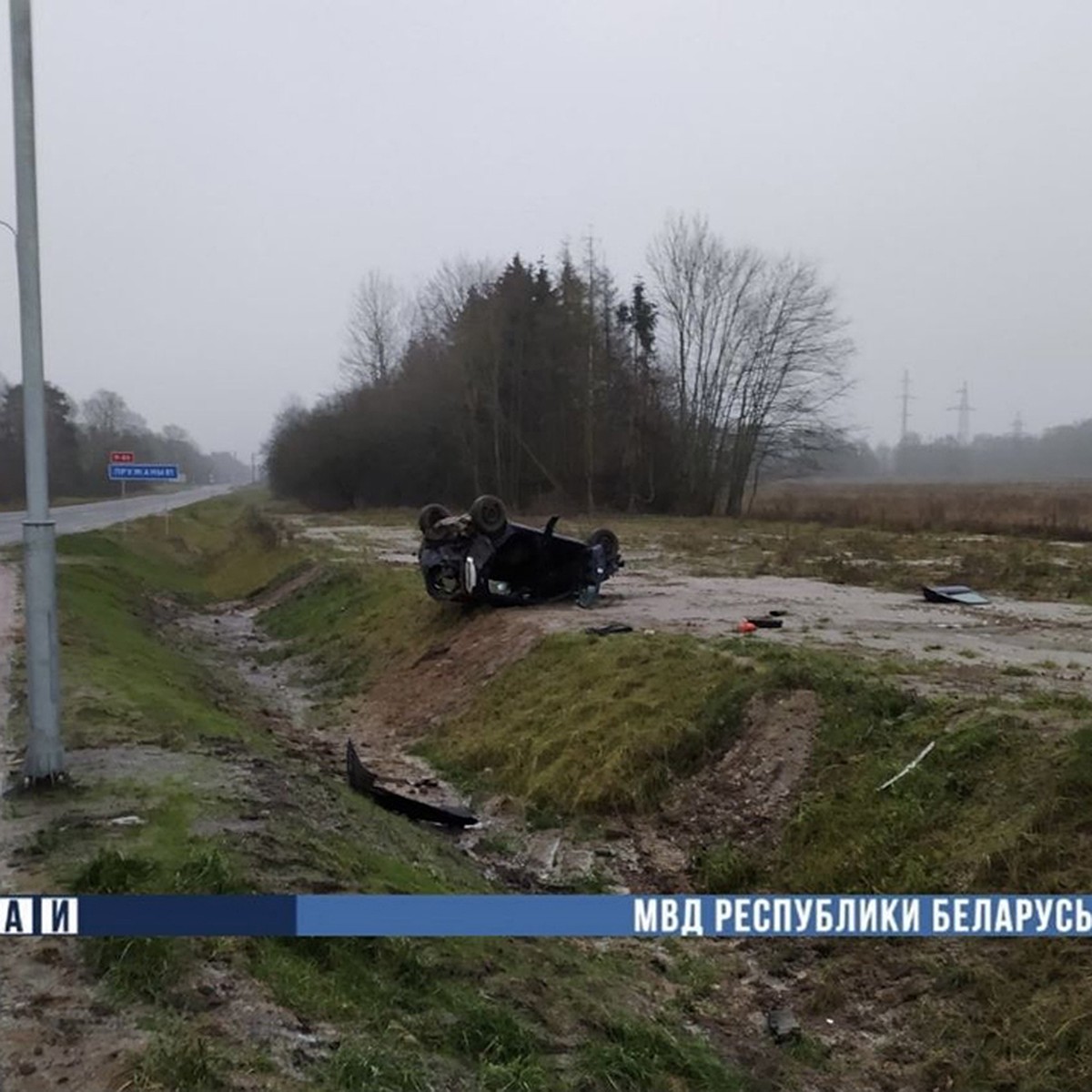 Под Слонимом полная машина пьяных на кольце взлетела и приземлилась на  крышу, никто не пострадал - KP.RU