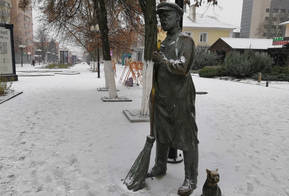 Памятник дворнику в центре Белгорода то стоит, а вот самих коммунальщиков что-то не видать...