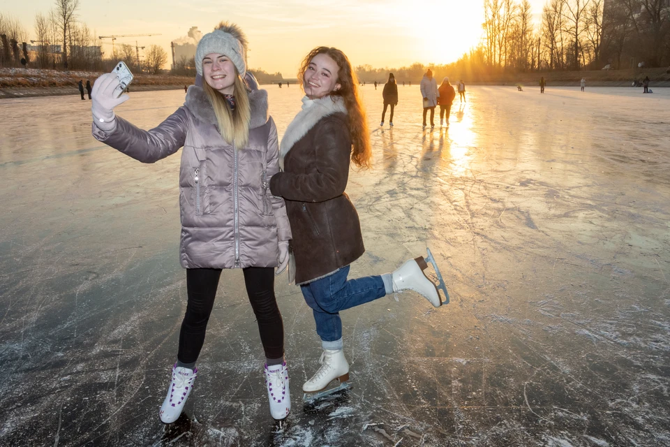 Эта зима подарила нижегородцам возможность покататься на коньках по льду рек и озер.