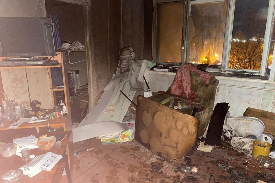 Чтобы спастись от пламени, женщина выпрыгнула в окно, а вот ее супруг остался в квартире. Фото: vk.com/sumurm