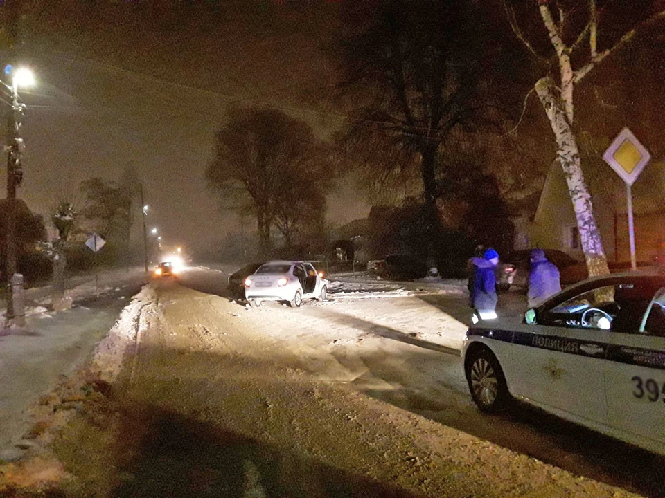При столкновении двух авто пострадали двое мужчин и женщина