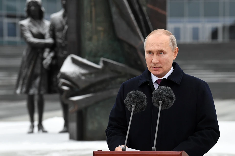 Владимир Путин не мог не поздравить сотрудников Службы внешней разведки со столетием ведомства. И сделал он это в символическом месте - возле памятника всем разведчикам во дворе штаб-квартиры СВР. Фото: Алексей Никольский/пресс-служба президента РФ/ТАСС