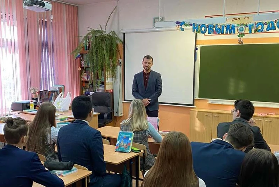 В рамках недели Конституции Сергей Зюбр провел с учениками 11 класса средней школы №31 открытый урок, посвященный главному закону страны