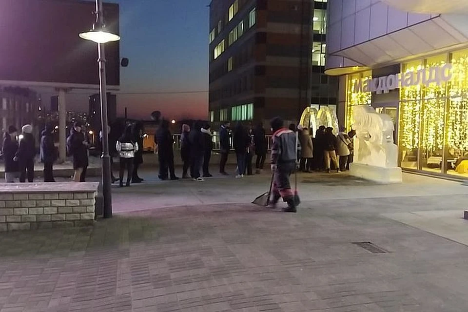 Желающие попасть в новый ресторан ждут на улице