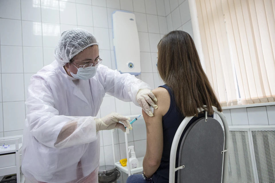 Российские вакцины эффективны против нового штамма коронавируса