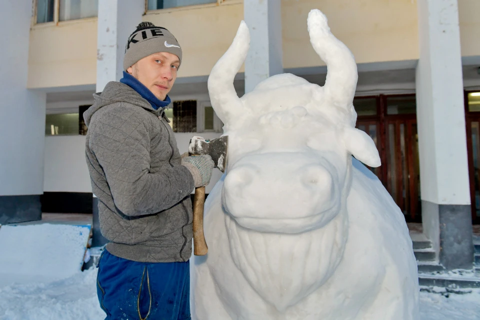 В поселке уже и горка и символ года из снега есть.