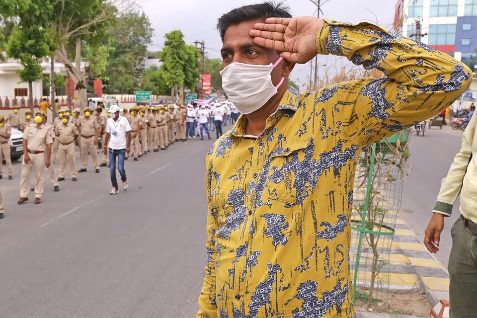 Индия, лето 2020 г. Во время парада полицейских, принимающих участие в контроле за соблюдением мер карантина.