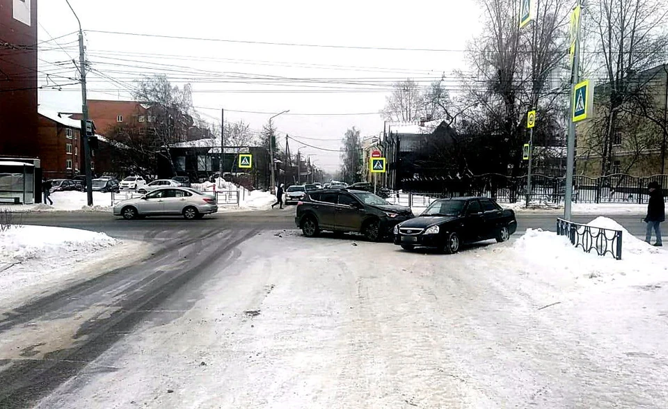 Автомобили столкнулись в центре Томска
