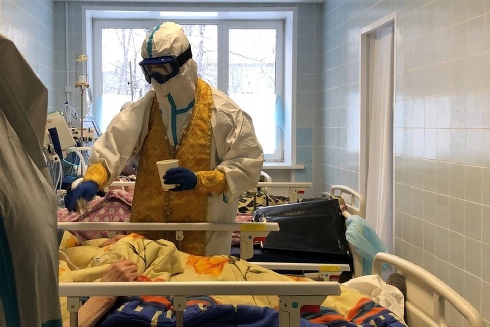 Отец Артемий окроплял святой водой всех заболевших пациентов и врачей, которые их лечат. Фото: больница им. Е.Вагнера в Березниках.