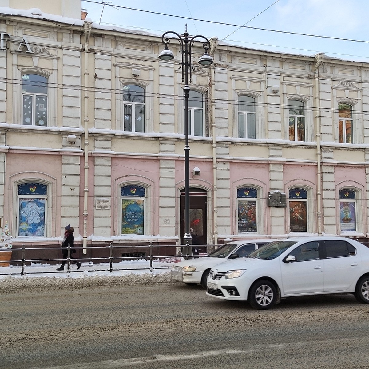 В Томске со старинного дома на пр. Ленина, 78 демонтировали рекламные  конструкции - KP.RU