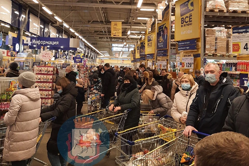 Огромные очереди выстроились в нижегородских супермаркетах перед Новым годом. Фото: паблик "Нижний Новгород без цензуры"