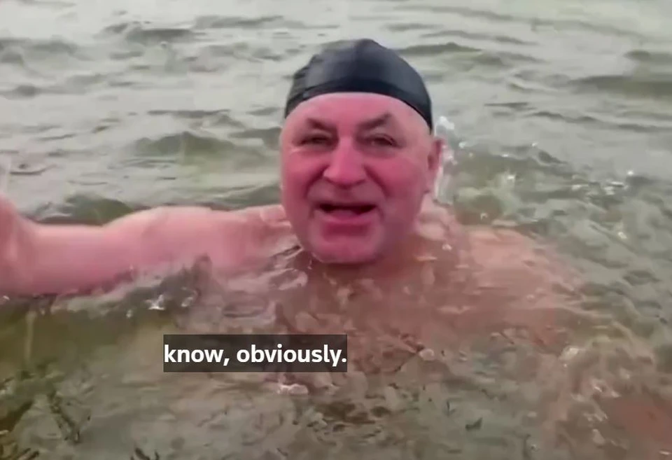 Субтитры для видео делали автоматически, поэтому реплики омичей выглядят странно. Фото: скриншот с видео