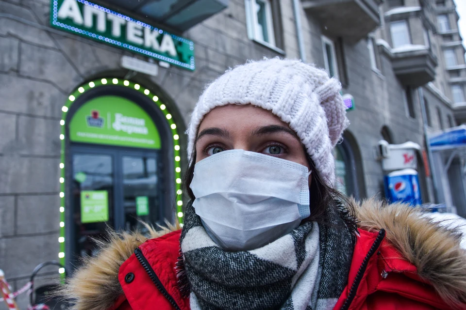 Губернатор считает, что летом маски уже не придется таскать с собой постоянно.