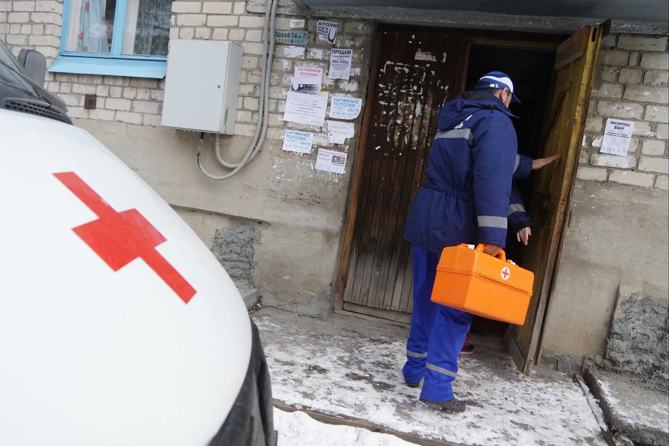 Мужчина угнал машину скорой помощи, когда водитель и медики ушли за пациенткой