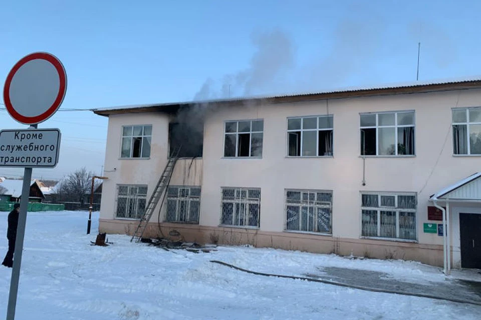 Пожар произошел на втором этаже администрации Фото: МЧС по Свердловской области