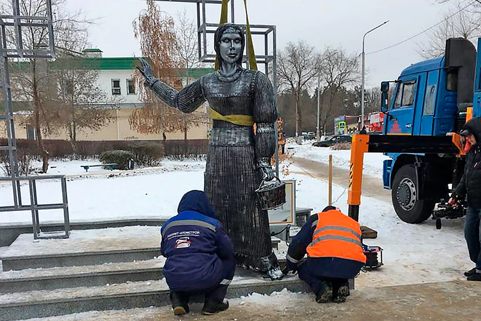 Печально знаменитый памятник Аленке в Воронеже демонтировали после публичного скандала.