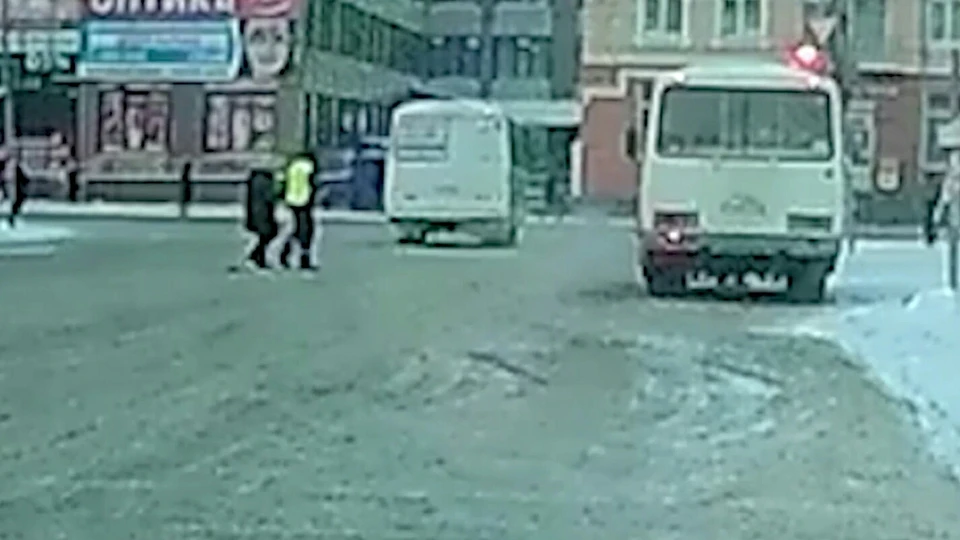 Инспектор помог пожилой женщине перебраться на другой конец дороги. Фото: скриншот видео (УМВД России по Омской области)