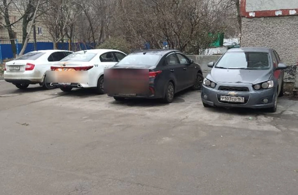 Хулиганы испортили несколько машин. Фото: паблик в "ВК" "Ростов Главный — новости Ростова-на-Дону"