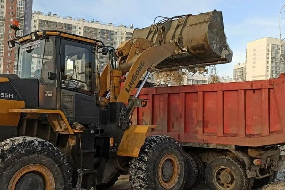 Дорожники убирали и вывозили снег с улиц Челябинска даже в новогоднюю ночь. Фото: комитет дорожного хозяйства Челябинска