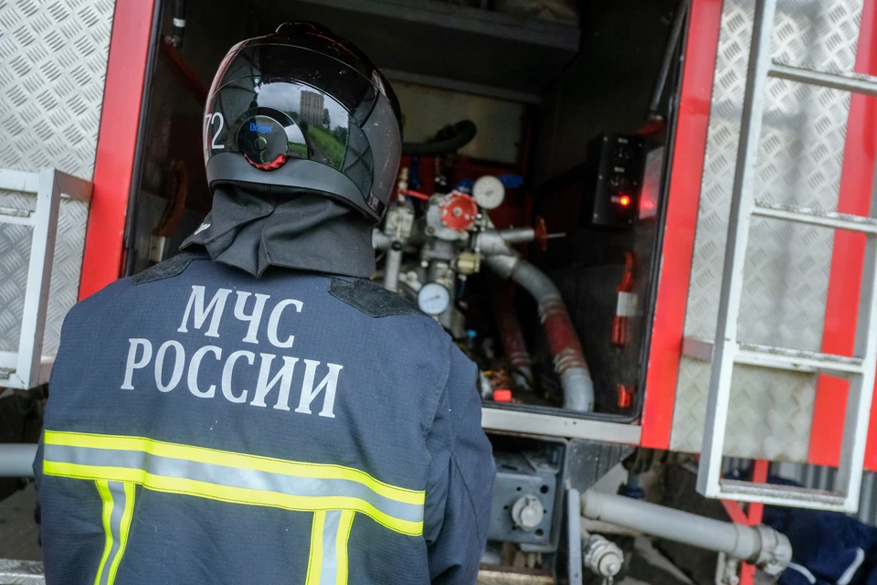С возгоранием боролись четверо спасателей.
