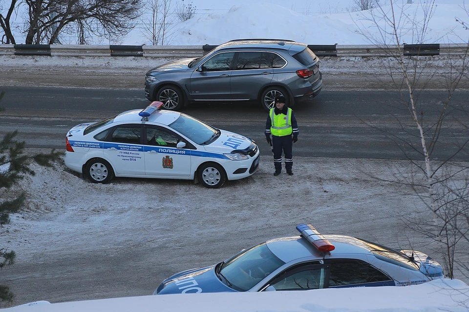 Автоинспекторы в Красноярском крае помогли замерзающему водителю
