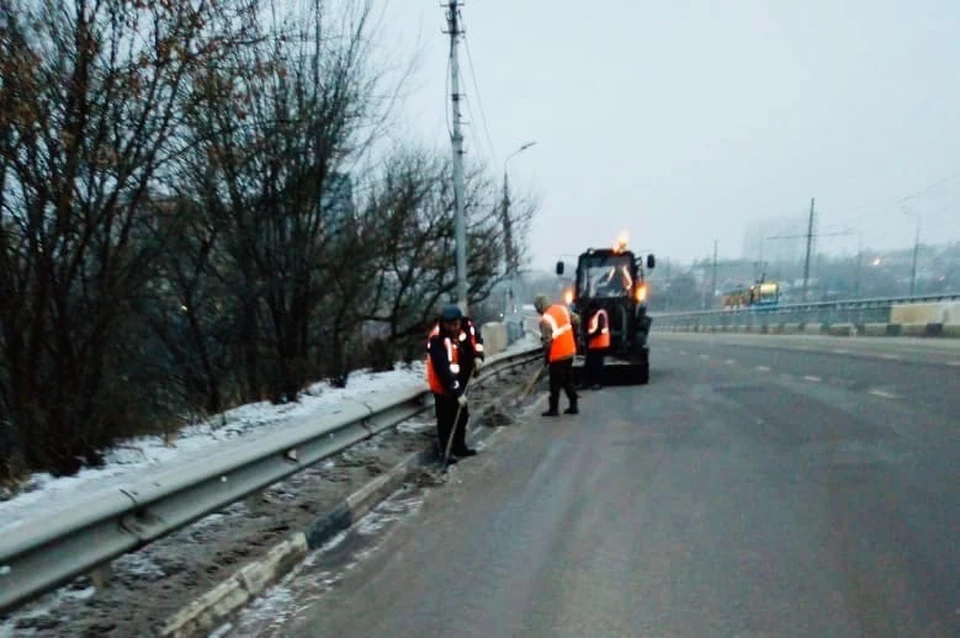 В местах, не позволяющих работать специализированной техникой ведется обработка вручную