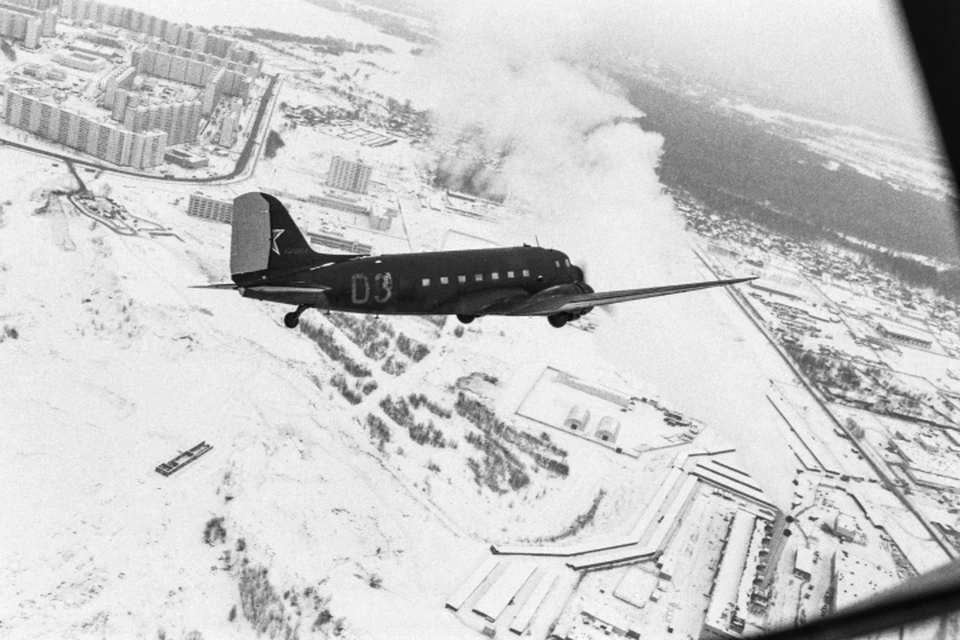 На подобном Ли-2 в 1950 году хоккейная команда летела в Челябинск. Фото: Александр ШОГИН/ТАСС
