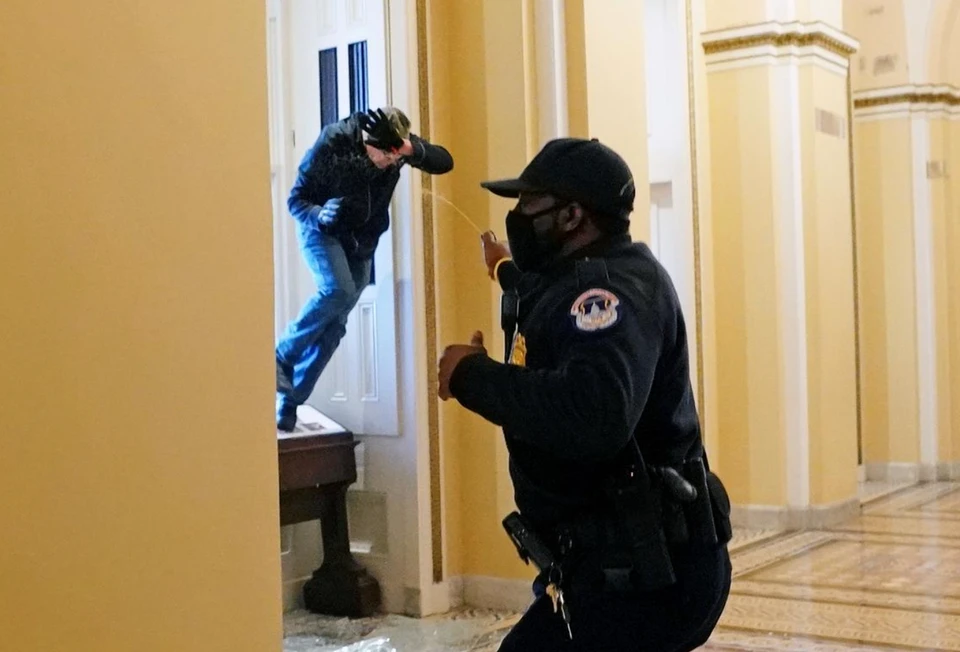 Протестующие ворвались в здание Конгресса.