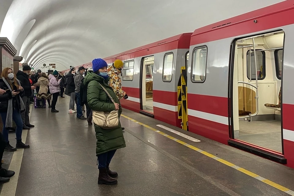 Девяткино сегодня метро что случилось. Станция поезда на красной ветке. Ленин в питерском метро. Ненадолго метро Питер. Толпа в метро Девяткино.
