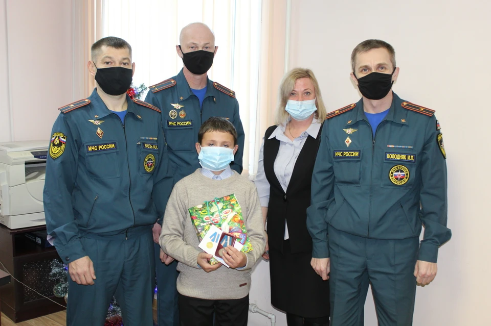 12-летнему Сергею Чернецову из Приморья вручили награду «За содружество во имя спасения». Фото: пресс-служба ГУ МЧС России по Приморскому краю