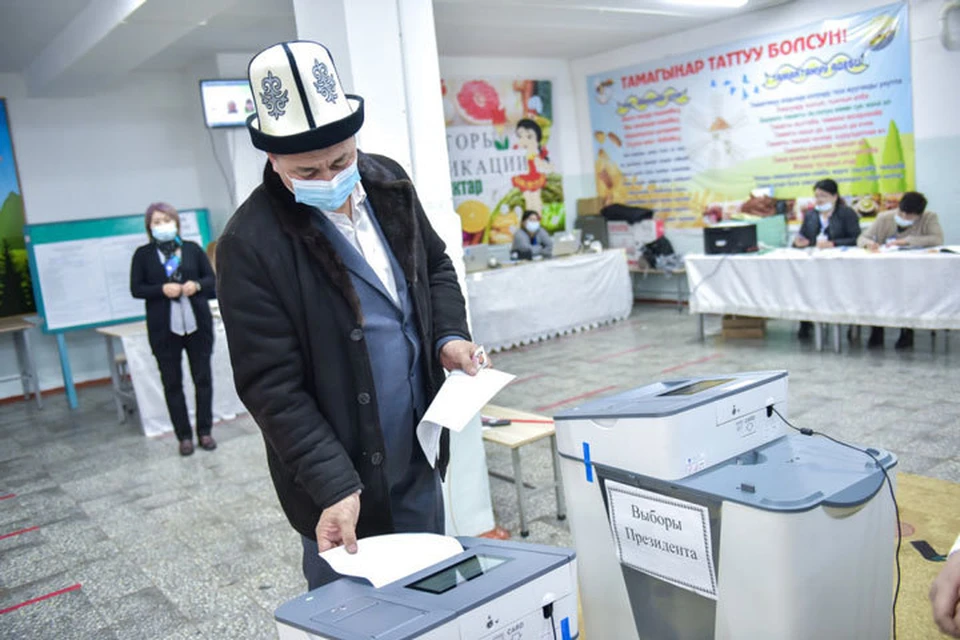 В Кыргызстане выбирают президента и форму правления в стране.