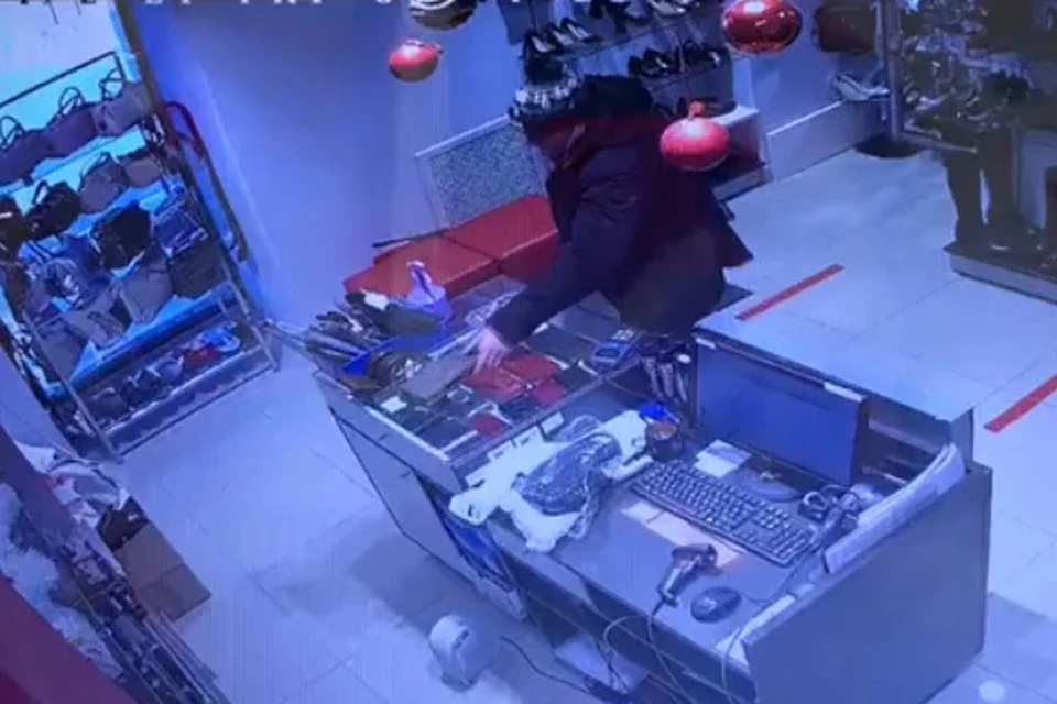 Мужчина еще прихватил перчатки. Фото: скриншот из видео.