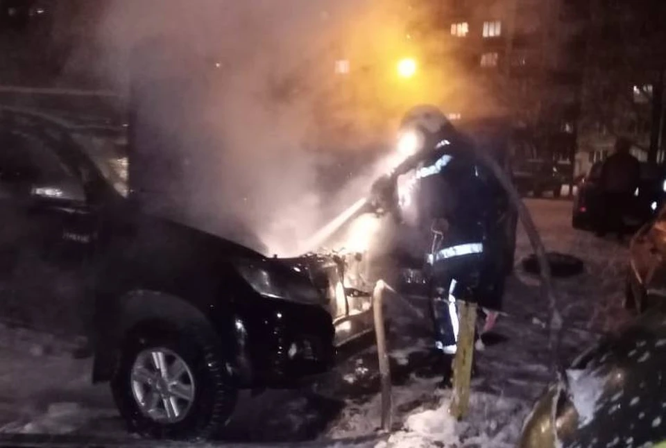 Огонь повредил два автомобиля – «Тойоту» и «Ниву»