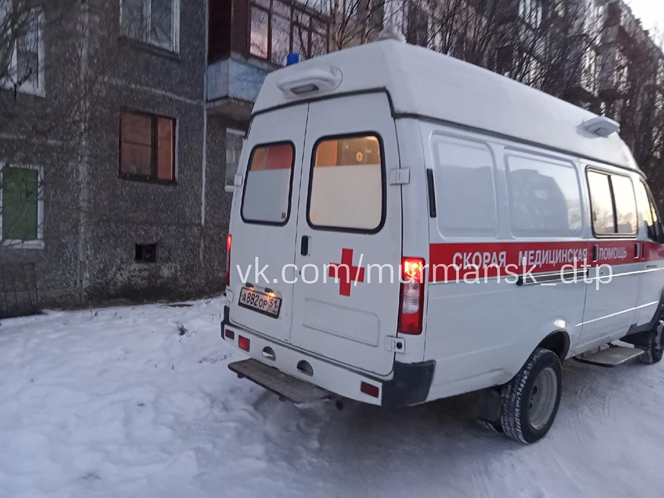 Житель областного центра Владимир Алферов, который выложил в соцсети фотографии северянки, предположил, что она упала с высоты четвертого этажа. Фото: vk.com/murmansk_dtp