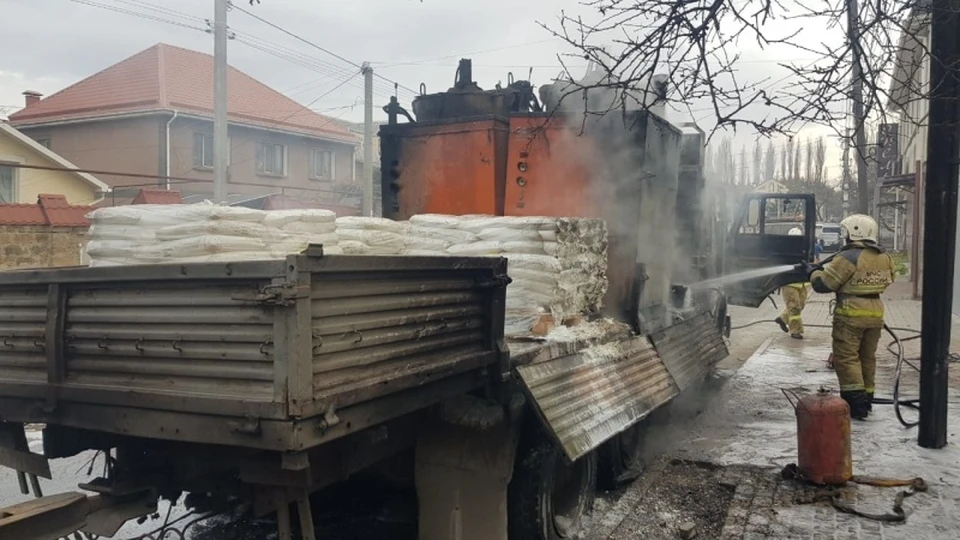 За новогодние праздники крымские пожарные дважды тушили горящие машины. Фото: пресс-служба ГУ МЧС по РК.