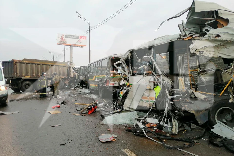 Грузовик протаранил колонну военных автобусов на Новой Риге. Фото предоставлено очевидцами