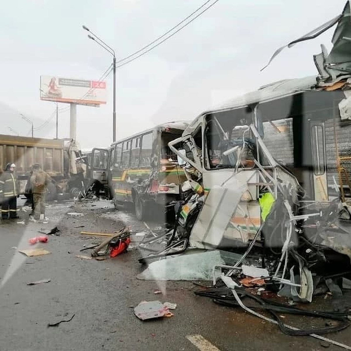 Врезавшийся в военные автобусы водитель самосвала не признает вину в ДТП на  Новой Риге - KP.RU