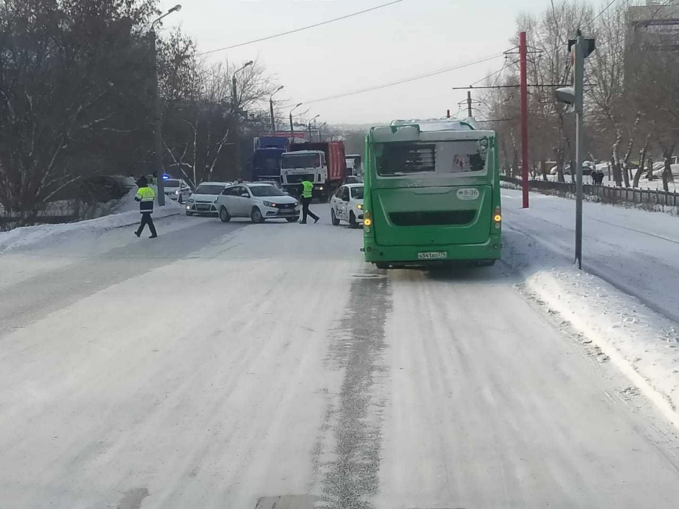 На Шоссе Металлургов собирается пробка из-за ДТП. Фото: читатель КП-Челябинск