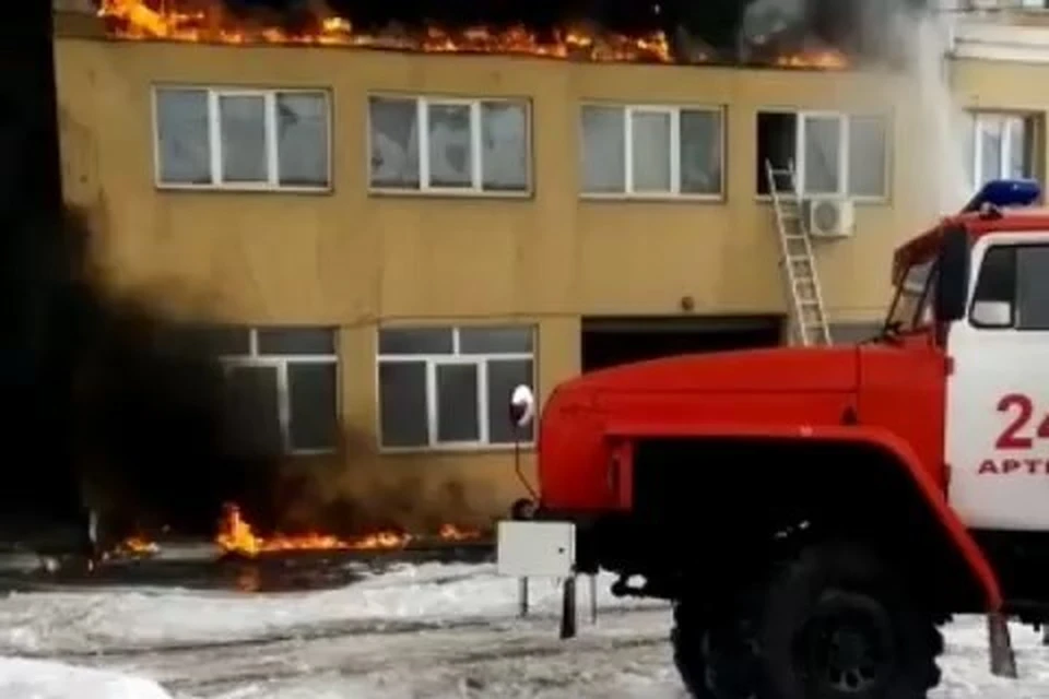Тушили склад в Артеме 39 человек личного состава и 7 единиц техники. Скриншот видео: instagram.com/artem.news.plus
